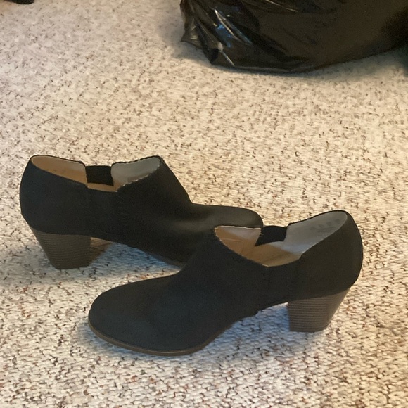 Like New……Elegant Black Women's Life Stride Memory Foam Ankle Boots - Picture 8 of 9